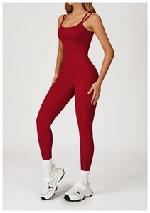 Vue latérale du unitard de yoga rouge coupe ajustée avec fines bretelles et tissu stretch
