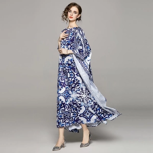 Robe longue chic imprimée porcelaine bleue et blanche avec épaules dénudées