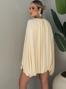 Vue arrière détaillée de la robe cape plissée beige avec coupe ample élégante et col rond