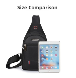 Details der wasserdichten schwarzen Oxford-Brusttasche mit drei Reißverschlüssen und iPad-Maß