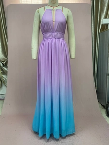 Détail d'une robe longue en mousseline à dégradé violet et bleu avec décolleté en V