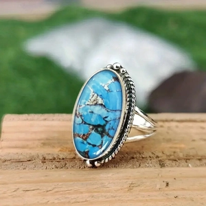 Vintage silver-tone twist ring with oval turquoise stone and engraved metal details