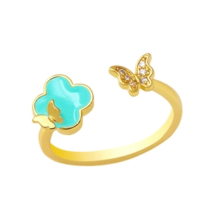 Detail eines 18K Goldrings mit blauer Emailleblume und Zirkon-Schmetterling
