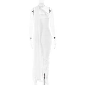 Vue arrière d'une robe longue moulante blanche à épaules dénudées avec voile en tulle