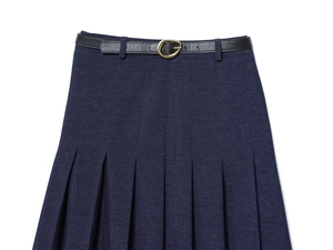 Dettaglio gonna a pieghe blu navy con cintura in pelle nera e fibbia dorata ovale