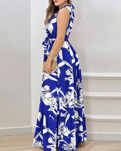 Détail d'une robe maxi sans manches à fleurs bleues et blanches avec ceinture assortie