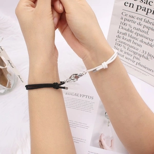 Bracelets de couple magnétiques ajustables avec charms main dans la main noir et blanc