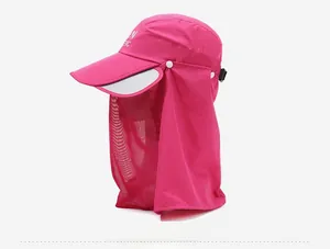 Dettaglio cappello parasole rosso rosa con copertura viso in rete e protezione per il collo
