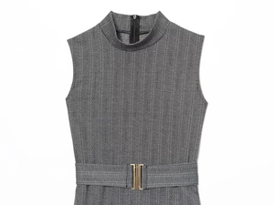 Vue détaillée de la robe grise à chevrons avec ceinture élégante et boucle dorée