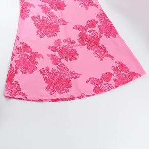 Detailansicht des rosa Kleides mit kompliziertem 3D-geprägtem floralem Jacquard-Stoff