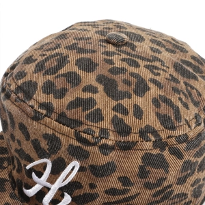 Dettaglio macro del cappello leopardato con ricamo bianco della lettera H in rilievo