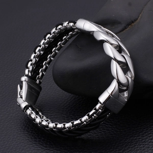 Macro-opname van gevlochten leren herenarmband met 316L roestvrijstalen gesp
