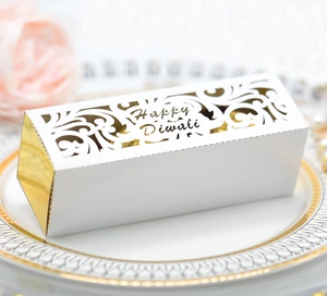 Elegante weiß-goldene Diwali-Geschenkbox mit Laserschnitt auf einem Porzellanteller