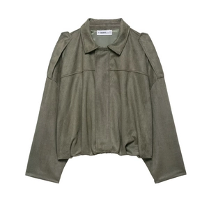 Détail du blouson aviateur en daim vert olive montrant le col et l'étiquette de marque