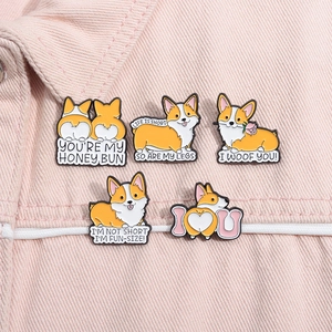 Lot de cinq pin's corgi en émail avec citations d'humour sur fond de denim rose