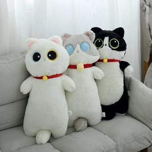 Trois peluches de chat longues en blanc et gris avec de jolies clochettes rouges