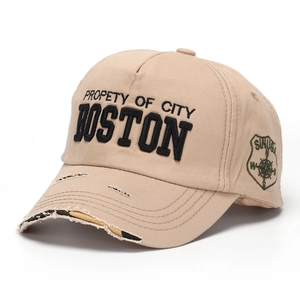 Détail de la broderie Boston sur casquette de baseball vintage kaki effet déchiré