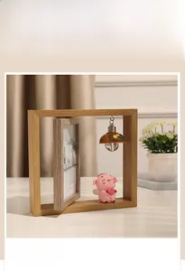 Détail d'un cadre photo rotatif en bois double face pour deux photos verticales de 6 pouces