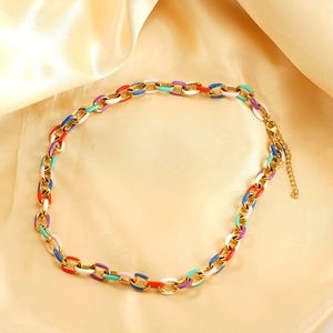 Collier à maillons cubains en émail coloré sur un fond élégant en soie dorée