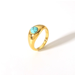 Detail eines vergoldeten Vintage-Rings mit eingelegtem Türkis-Edelstein-Besatz