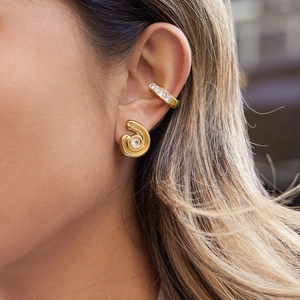 Dettaglio dell'orecchino a lobo e clip in acciaio oro 18K con strass brillanti