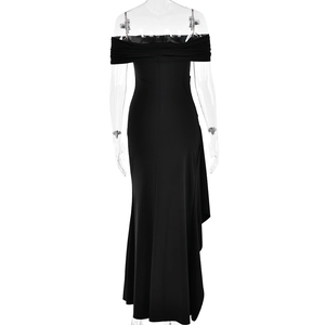 Détail de la robe noire à épaules dénudées avec fente élégante et ourlet drapé