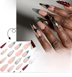 Détail des textures 3D argentées et dégradé vert foncé sur ongles Stiletto à presser