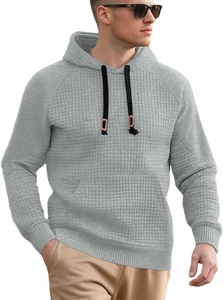 Detail eines grauen Hoodies mit 3D-Waffelstruktur und schwarzen Kordeln mit braunen Knebeln