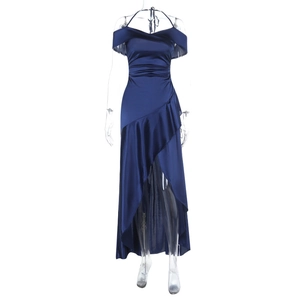 Vue de face de la robe de soirée en satin bleu marine avec ourlet à volants irréguliers dos nu