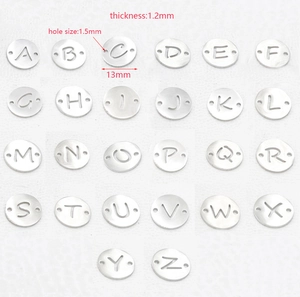 Tableau détaillé des pendentifs lettres 13mm en acier inoxydable avec dimensions