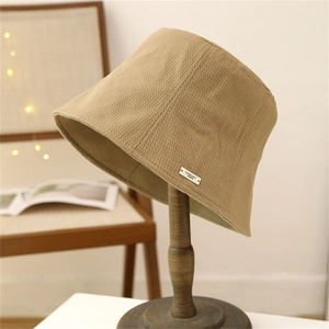 Chapeau bob en tricot kaki pour femme avec texture ondulée et logo en métal