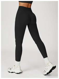 Vue arrière du legging de yoga noir taille haute montrant les détails et les coutures