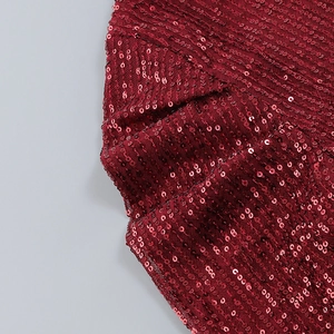 Gros plan des paillettes rouges de haute qualité sur la robe avec détails artisanaux