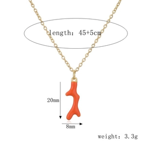 Détails du collier doré avec pendentif bois de corail et dimensions de la chaîne de 45+5cm
