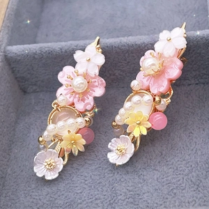 Détails de barrettes florales faites à la main avec pétales en résine et perles blanches