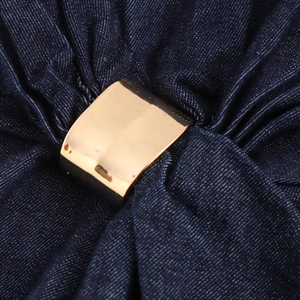 Mouwloze denim midi-jurk met gouden metalen ringdetail op geknoopte stof