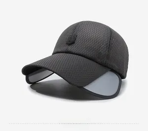 Detail der dunkelgrauen Mesh-Cap mit ausziehbaren Seitenteilen und Logo-Aufnäher