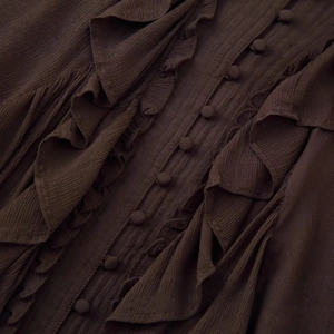 Chemisier marron foncé à volants et boutons recouverts de tissu en mousseline élégante