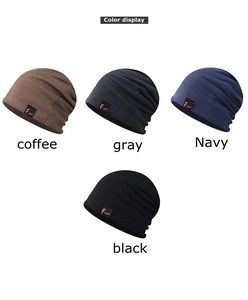 Affichage des couleurs de bonnets tricotés en café, gris, bleu et noir avec patch
