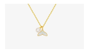 Nahaufnahme einer 18K Gold Meerjungfrauenschwanz-Halskette mit weißer Perle