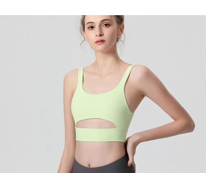 Gros plan sur le soutien-gorge de sport vert menthe avec découpe et tissu extensible