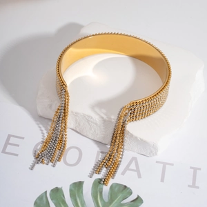 Détail d'un collier choker plaqué or 18K avec pampilles en chaînes de billes bicolores
