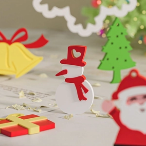Detail van DIY kerstharsmallen met sneeuwpop, boom, bel en kerstman voor decoratie