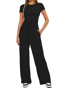 Détail d'un ensemble deux pièces pour femme avec haut noir et pantalon large à cordon