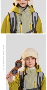 Detail der Wintermütze für Kinder mit beige Plüschfutter und Fliegerbrillen-Deko