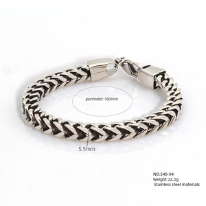 Silver stainless steel chain bracelet detail with 180mm perimeter and 5.5mm width specs