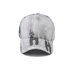 Vue détaillée d'une casquette en denim délavé avec un motif tie-dye gris artistique