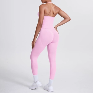 Details von rosa Halter-Sport-BH und High-Waist-Leggings mit nahtlosem Rückendesign