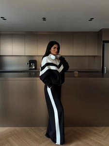 Ensemble de sport femme avec sweat à capuche zippé noir et blanc et pantalon large