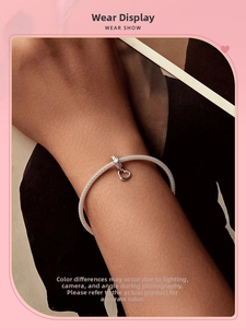 Gros plan du bracelet en maille d'argent 925 avec un délicat pendentif en forme de cœur